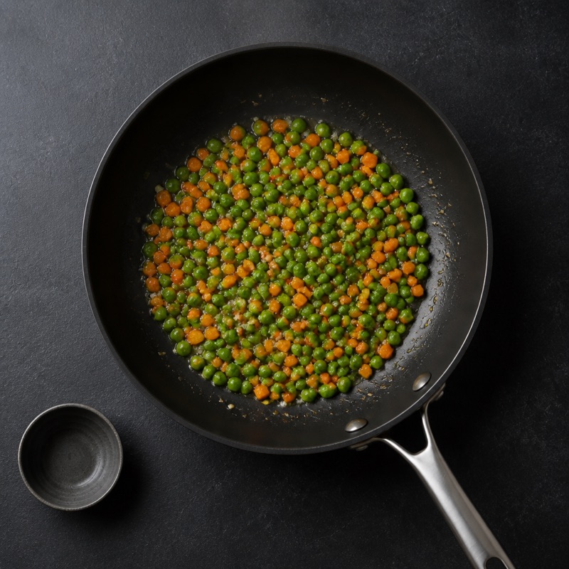 Step 2: Fry garlic and vegetables hot for 4 minutes.
